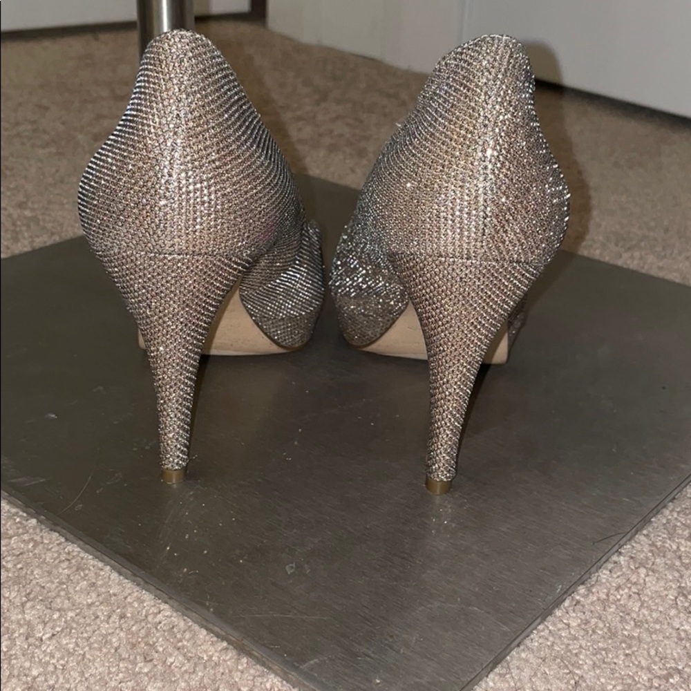 Light gold shimmery peep toe pumps - Picture 4 of 8